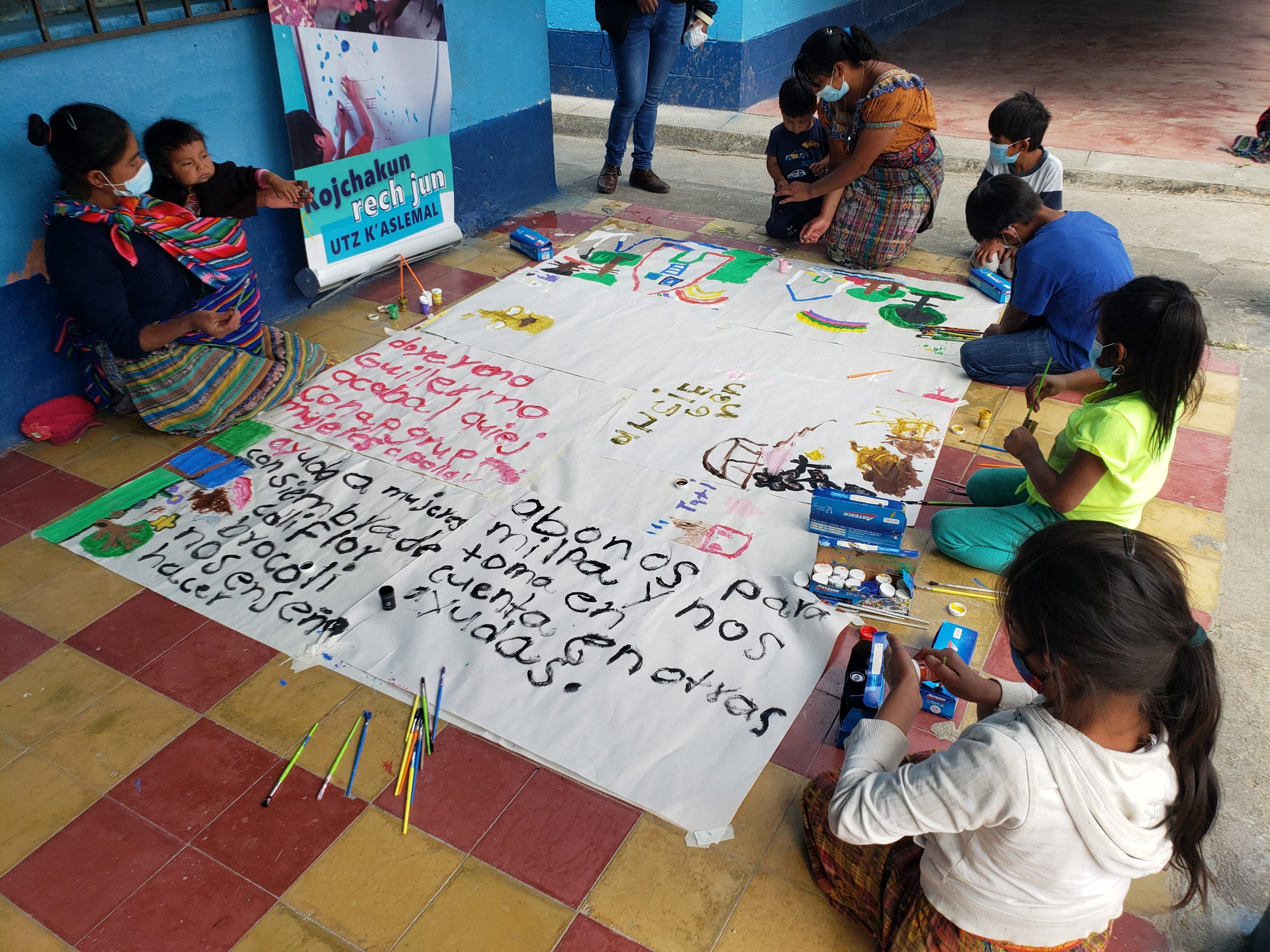 Los niños y las niñas de San Pedro Jocopilas participando en la creación de un dibujo gigante